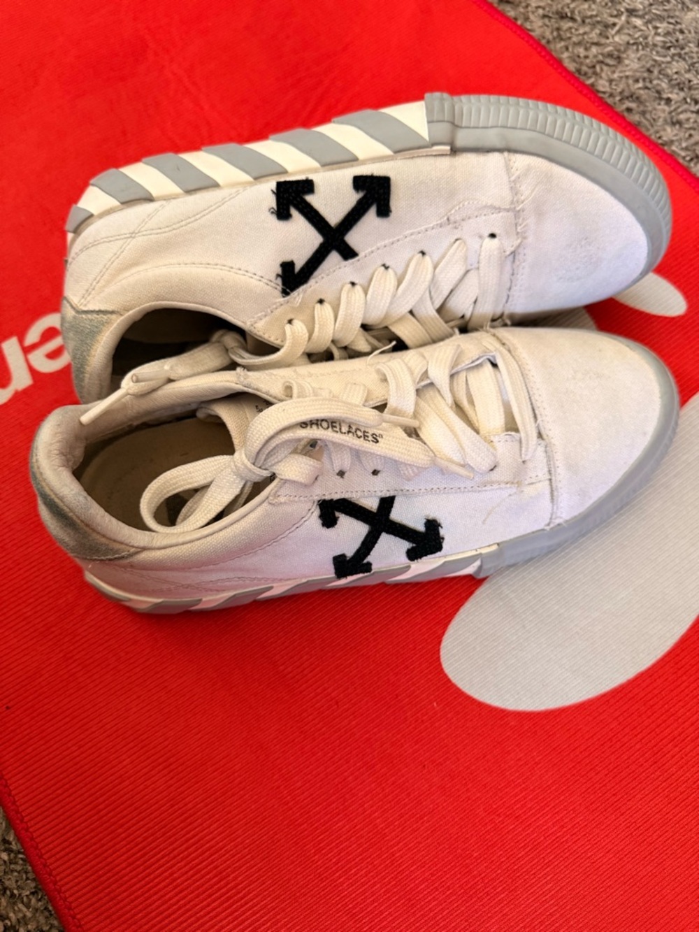 OFF-WHITE Vulc Low Canvas
White White Black preowned Sz 40 = US M 7- 7.5 M
